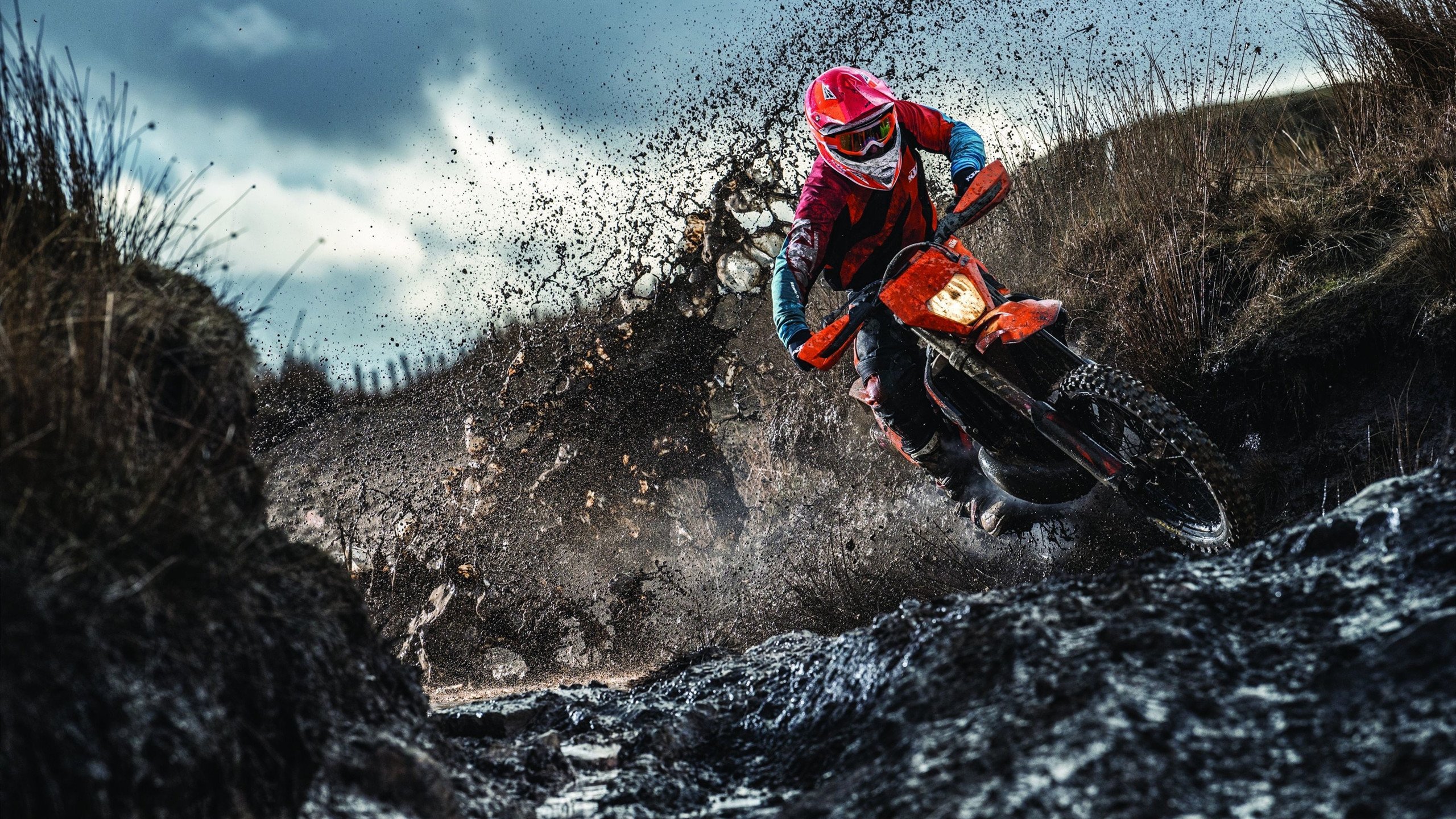 梅赛德斯碾压迈凯伦，诺里斯扛起全队，孤勇者的赛道史诗