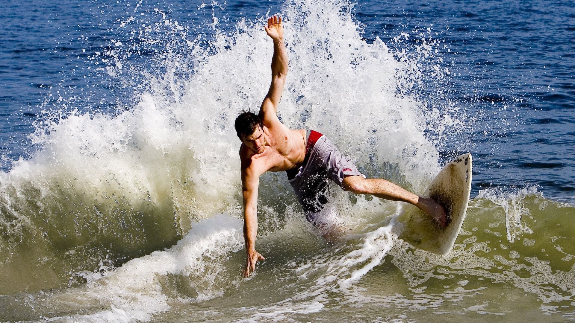 赛道奇迹，周冠宇领衔索伯车队历史性击败红牛